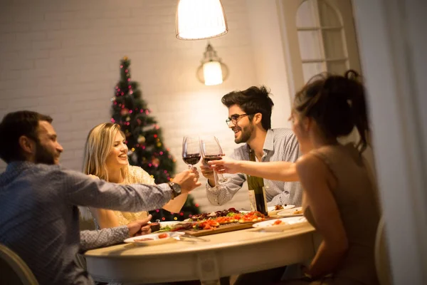 Amigos celebrando Navidad o Año Nuevo — Foto de Stock