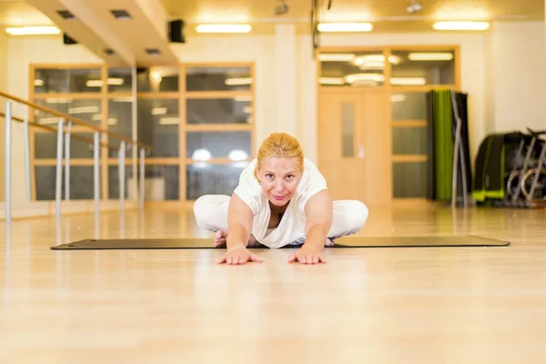 Frau macht Yoga im Studio — Stockfoto