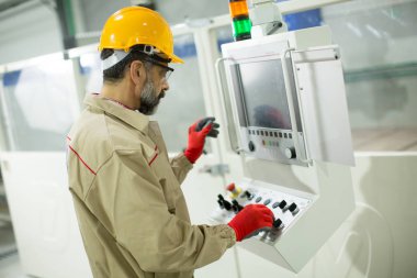Mobilya fabrikasında çalışan yakışıklı olgun bir adam.