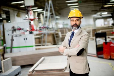 Fabrikada orta yaşlı işadamı