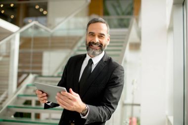 Ofiste tablet ile işadamı