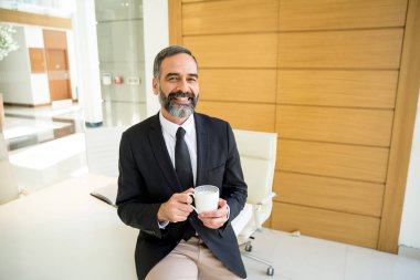 Kupa ile yakışıklı zarif işadamı