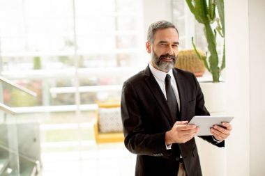 Ofiste tablet ile işadamı