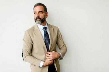 Sakallı işadamı duvar tarafından