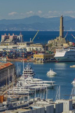 Mesafe görünümü İtalya Cenova limanında