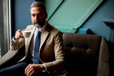 Yakışıklı zarif ciddi iş adamı