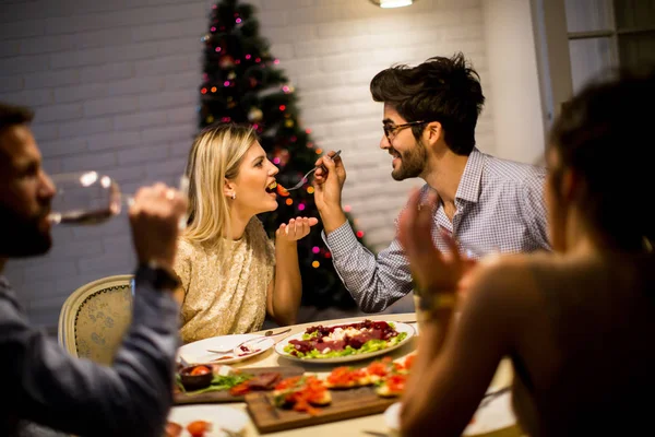 Jantar de Natal no interior do Ano Novo lindamente decorado — Fotografia de Stock