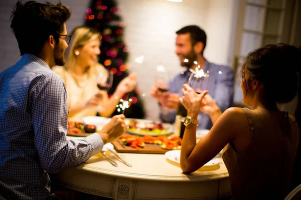 Vänner som firar jul eller nyår eve — Stockfoto