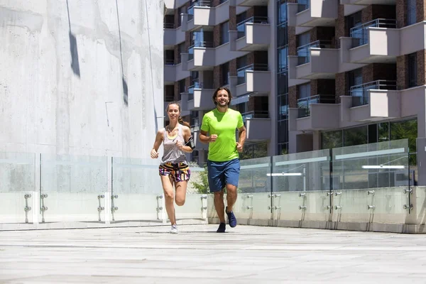 Giovane coppia che fa jogging per il fitness in ambiente urbano in estate — Foto Stock