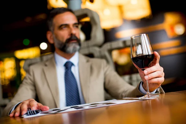 Bonito homem bebendo vinho tinto — Fotografia de Stock