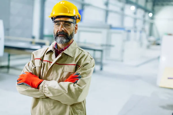 Medelålders ingenjör i fabrik — Stockfoto