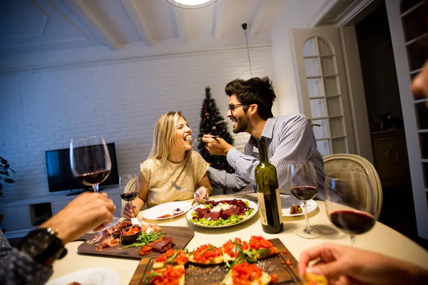 Dîner de Noël dans l'intérieur du Nouvel An magnifiquement décoré — Photo