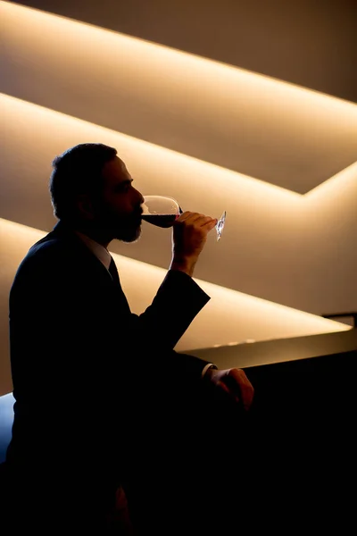Przystojny biznesmen elegancki picie czerwonego wina — Zdjęcie stockowe