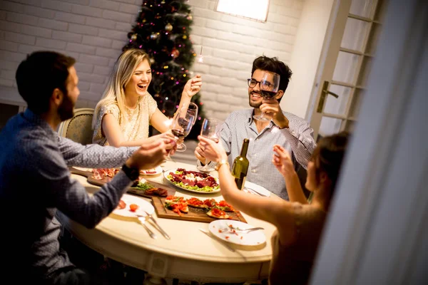 Młodzi ludzie z okazji nowego roku i picie czerwonego wina — Zdjęcie stockowe