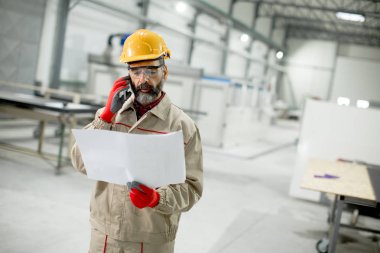 Fabrika planında bakarak mühendisi