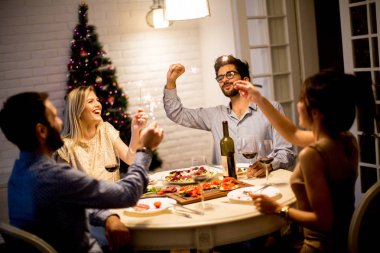 Yeni yıl kutlama ve kırmızı şarap içme gençler