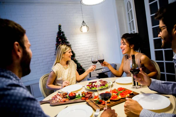 Unga människor firar nyår och dricka rödvin — Stockfoto