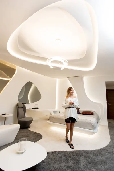 Young woman posing in modern bedroom — Stock Photo, Image