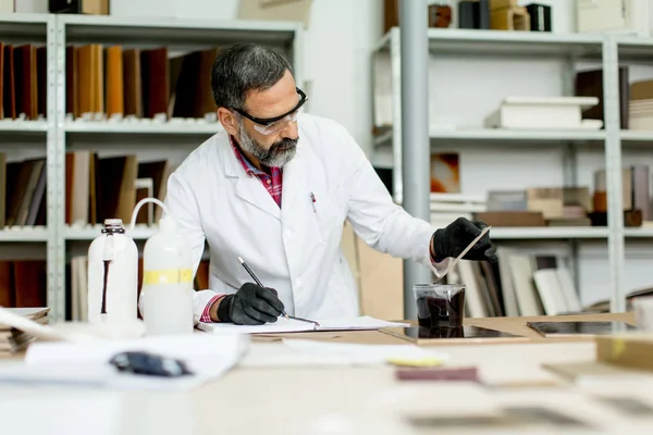Ingénieur en laboratoire examine les carreaux de céramique — Photo