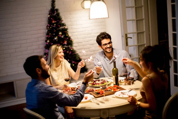 Jugendliche feiern Neujahr und trinken Rotwein — Stockfoto
