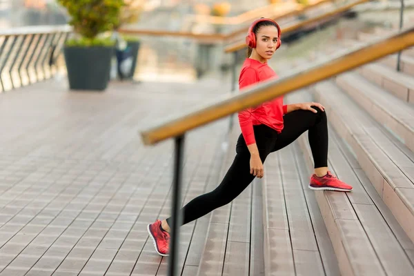 Молодая женщина упражнения на открытом воздухе — стоковое фото