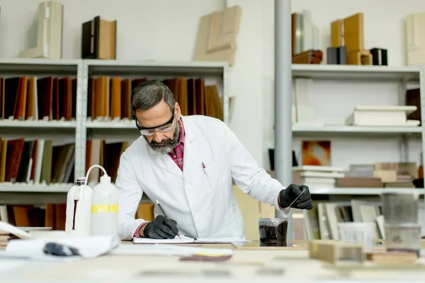 Engenheiro no laboratório examina telhas cerâmicas — Fotografia de Stock