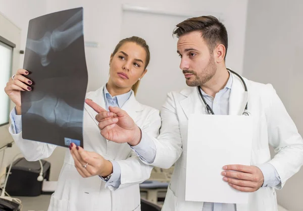 Läkare som undersöker en röntgenbild av patienten — Stockfoto