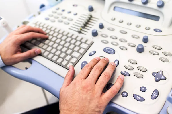 Doctor working on ultrasounds keyboard — Stock Photo, Image