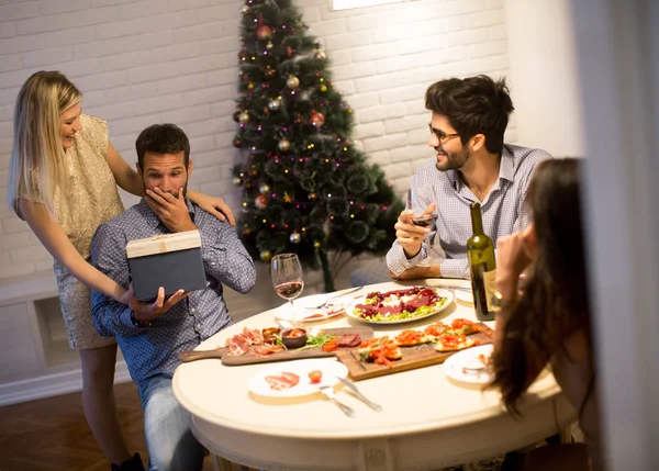 Grupp unga människor firar jul — Stockfoto