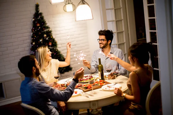 Unga människor firar nyår och dricka rödvin — Stockfoto