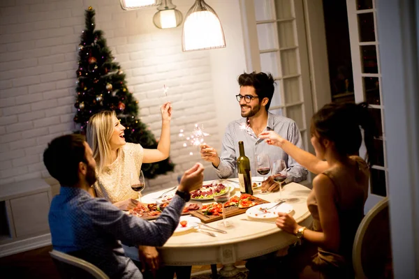 Jeunes célébrant le Nouvel An et buvant du vin rouge — Photo