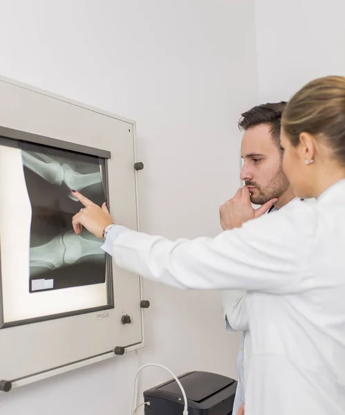 Médicos examinando una radiografía del paciente —  Fotos de Stock