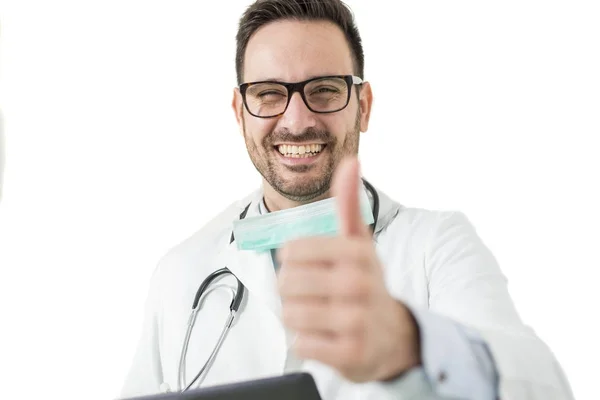 Pohledný mladý lékař gesto s palcem nahoru — Stock fotografie