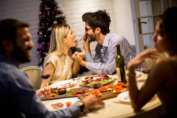 美しく装飾された新年インテリアでクリスマス ディナー — ストック写真