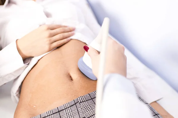 Young female patinet have ulstrasound examination of the abdomen — Stock Photo, Image