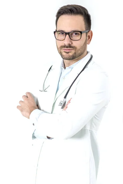 Knappe jonge dokter in witte medische uniforme kijken camera — Stockfoto