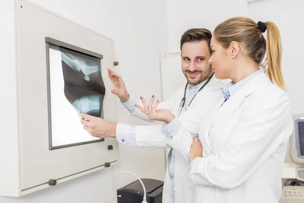 Läkare som undersöker en röntgenbild av patienten — Stockfoto