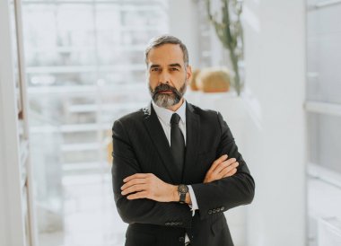 Portret sakallı yakışıklı işadamı