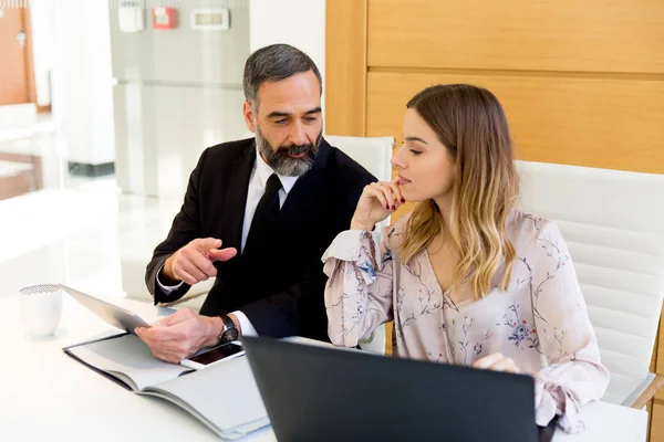 Twee collega's bespreking van project over een laptop — Stockfoto