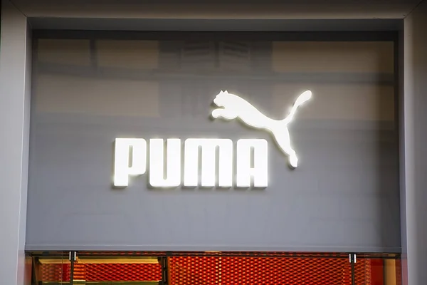 Puma-Ladenschild — Stockfoto