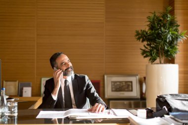 Üst düzey işadamı cep telefonu kullanma modern office