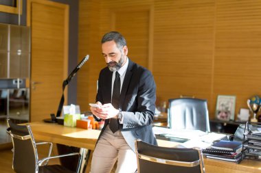 Üst düzey işadamı cep telefonu kullanma modern office