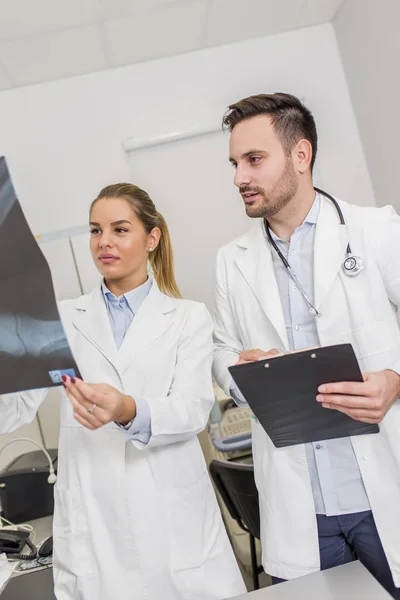 Médicos examinando una radiografía del paciente — Foto de Stock