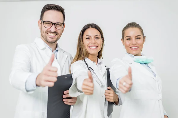 Trevlig grupp läkare med tummen upp — Stockfoto