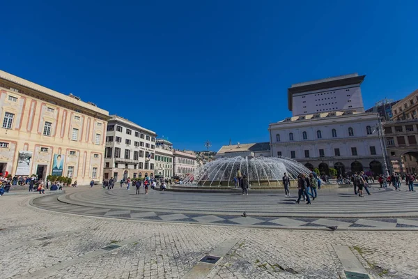 Genoa Italie Avril 2017 Personnes Non Identifiées Sur Piazza Ferrari — Photo