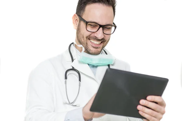 Arzt mit Tablette isoliert auf weiß — Stockfoto