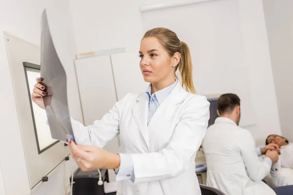 Radiolog lokking på röntgen i en medicinsk klinik-lab — Stockfoto