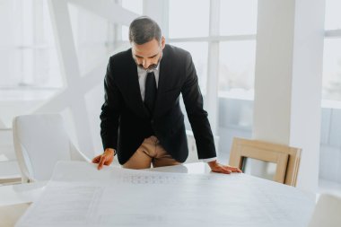Bir proje ofisi üst düzey işadamı çözümler