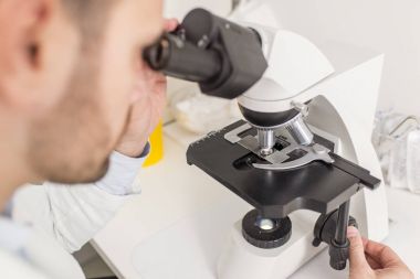 Doktor ile mikroskop görünüm