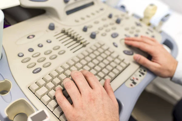 Médico trabalhando no teclado de ultra-som — Fotografia de Stock